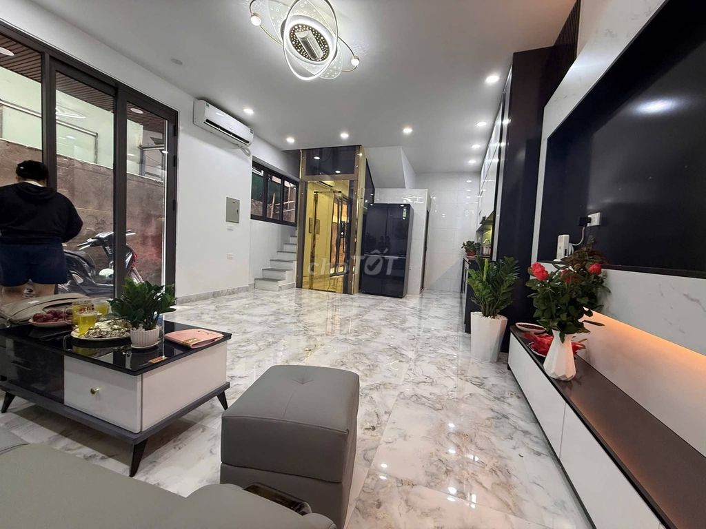 Rent a five-story house with Nguyễn Khoái elevator, Hai Bà Trưng.