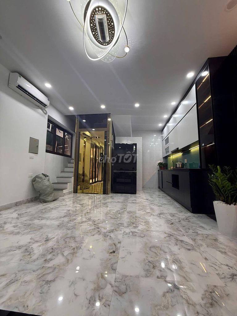 Rent a five-story house with Nguyễn Khoái elevator, Hai Bà Trưng.
