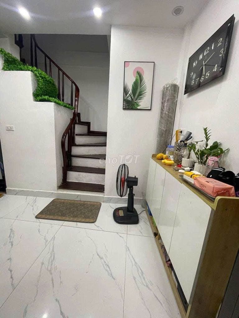 Rent the entire house 20 meters x 5 floors, 3 bedrooms, 2 v, enough furniture