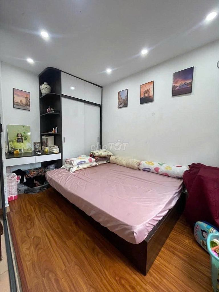 Rent the entire house 20 meters x 5 floors, 3 bedrooms, 2 v, enough furniture