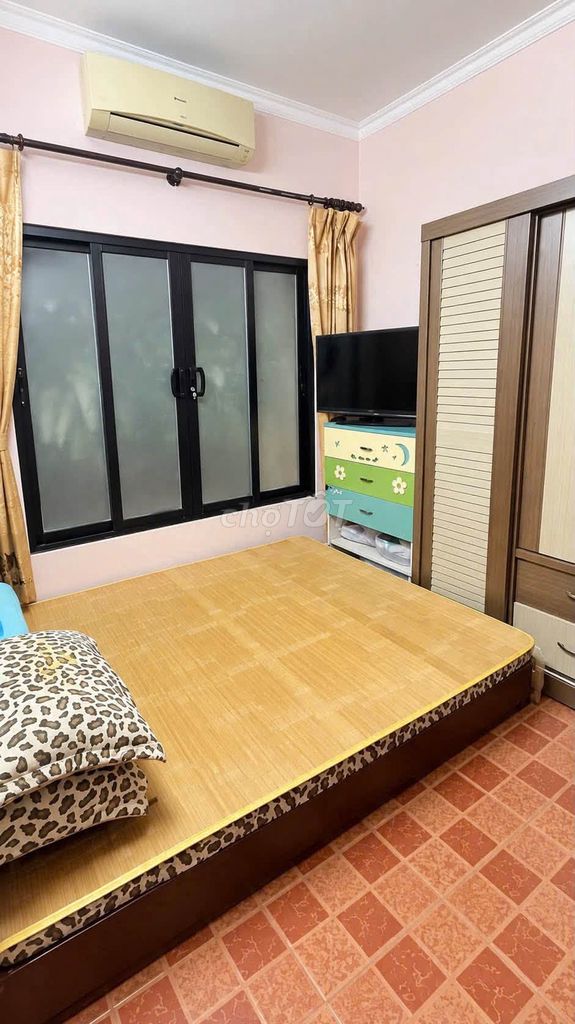 Rent a four-story Ngõ Thổ Quan, Khâm Thiên, 3 bedrooms.