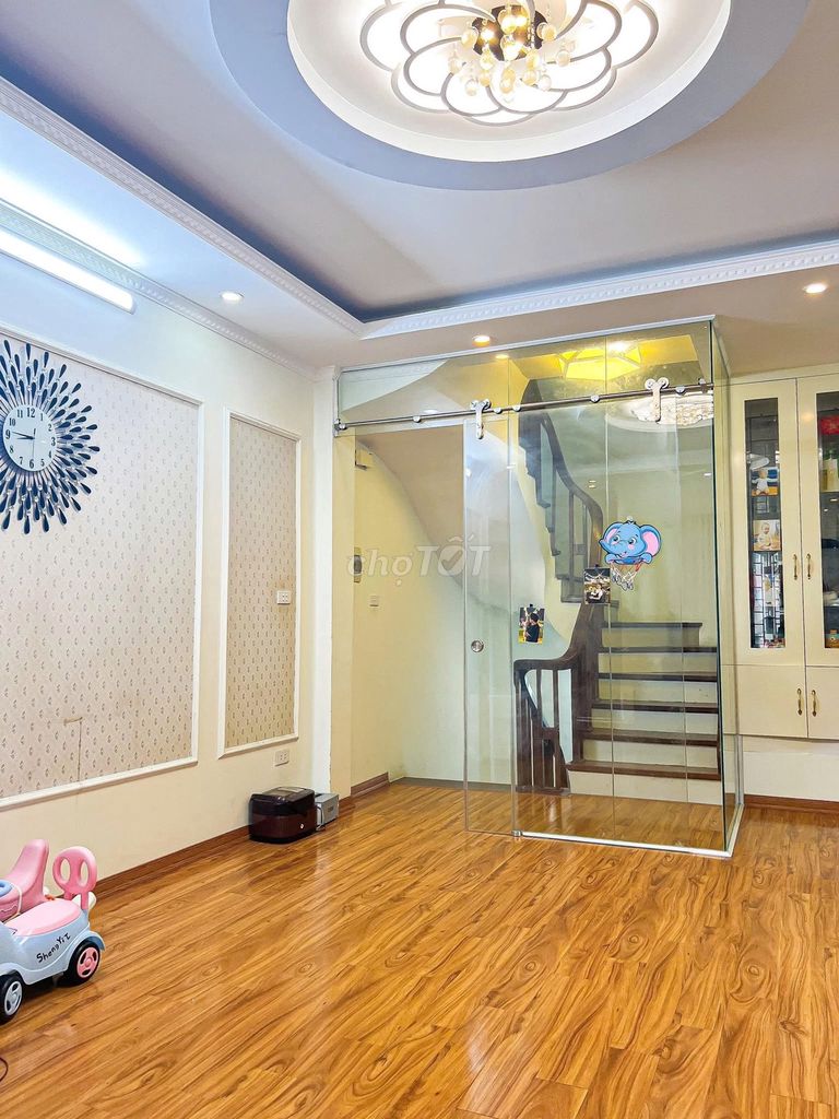 Rent the original house 35 meters x 5 floors, 2 bedrooms, enough furniture, 14 million a month.