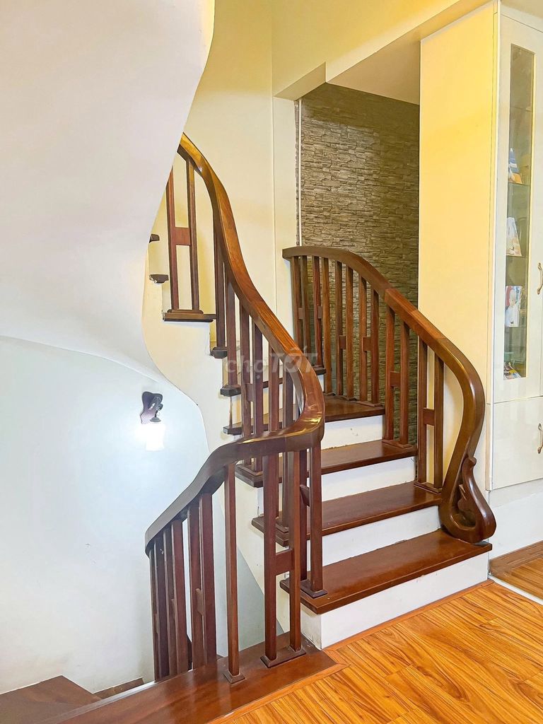 Rent the original house 35 meters x 5 floors, 2 bedrooms, enough furniture, 14 million a month.