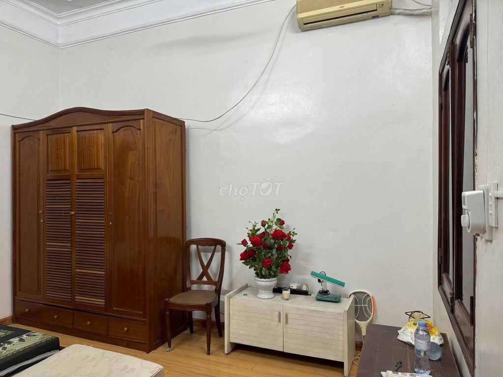 Let's rent the original house. 45 meters x 4 floors Ngõ 10 Láng Hạ-Đống Đa.