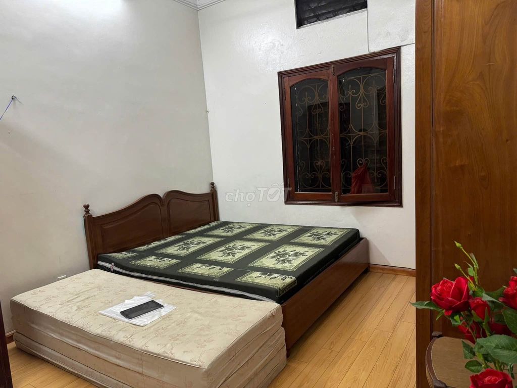 Let's rent the original house. 45 meters x 4 floors Ngõ 10 Láng Hạ-Đống Đa.