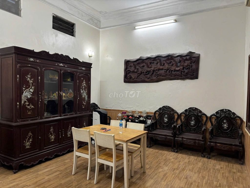 Let's rent the original house. 45 meters x 4 floors Ngõ 10 Láng Hạ-Đống Đa.