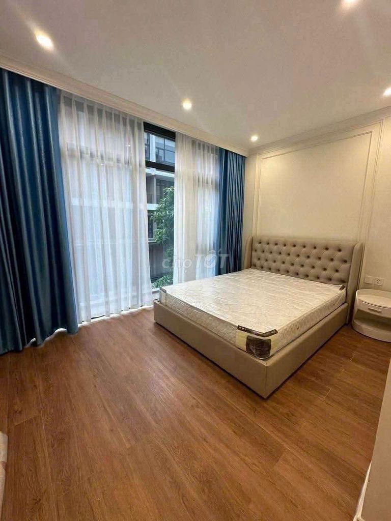 Rent a three-story cut-up house at Ocean Park 3.