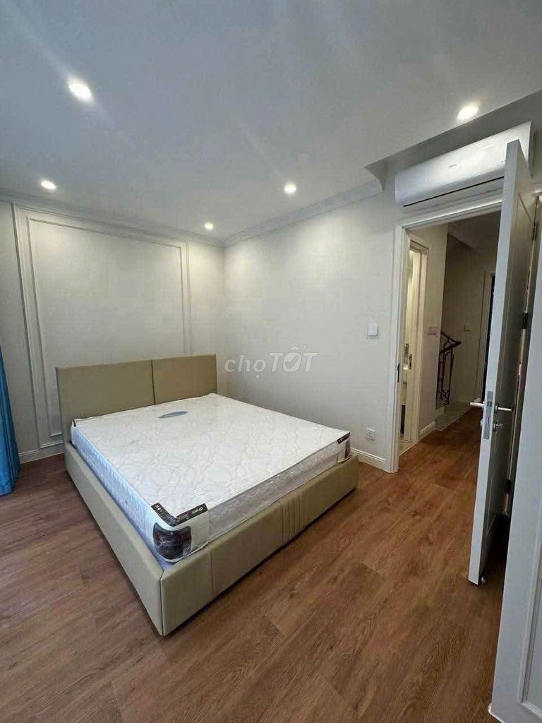 Rent a three-story cut-up house at Ocean Park 3.
