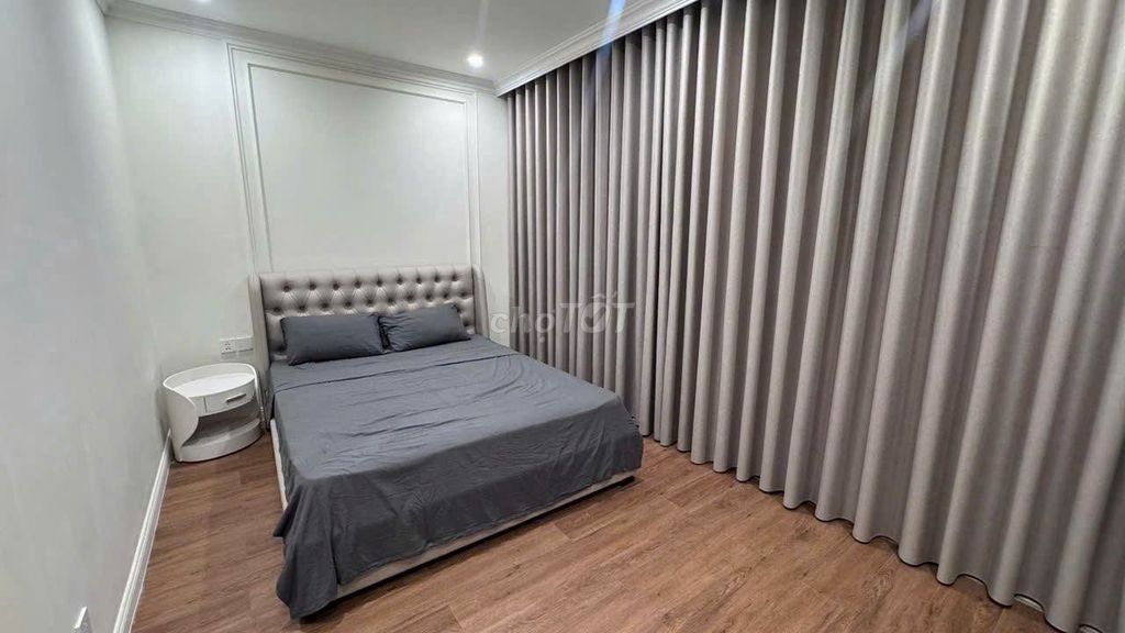 Rent a three-story cut-up house at Ocean Park 3.