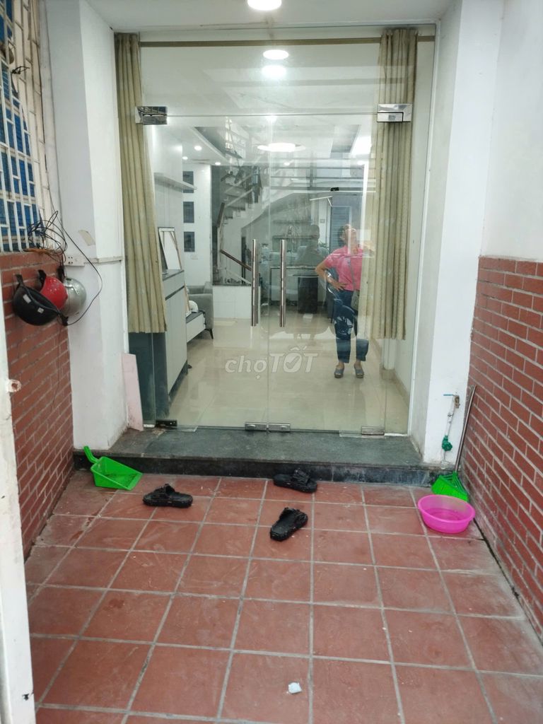 Rent an entire apartment out of 387 Vũ Tông Phan.