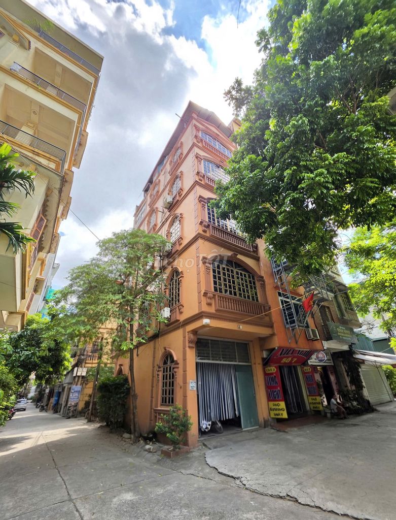 Rent a three-sided Jade Road