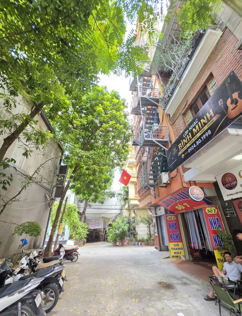Rent a three-sided Jade Road