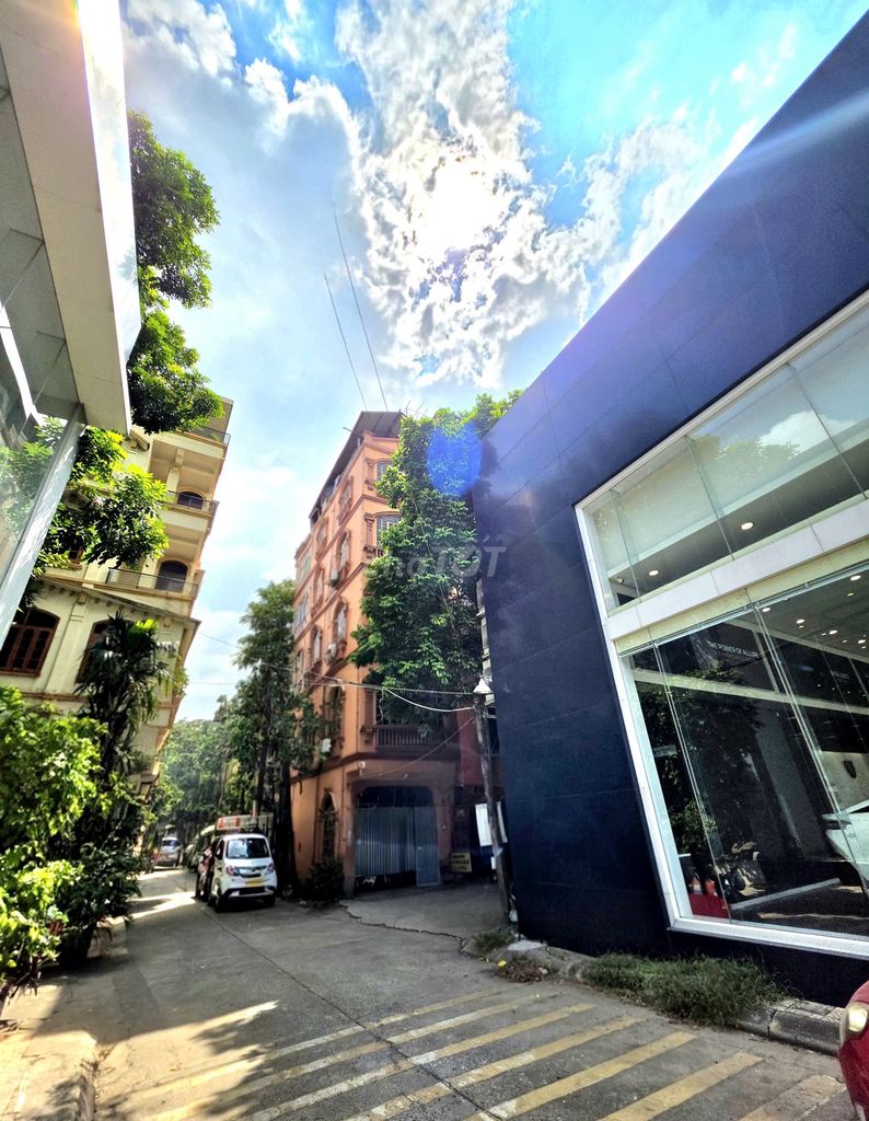 Rent a three-sided Jade Road