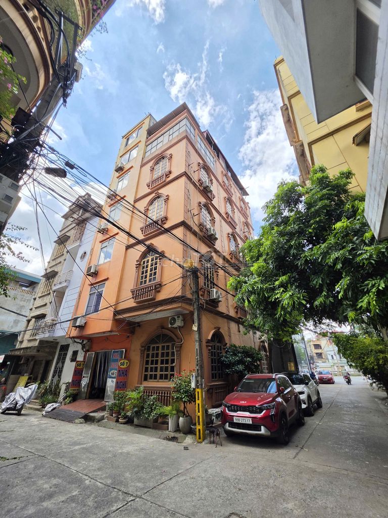 Rent a three-sided Jade Road
