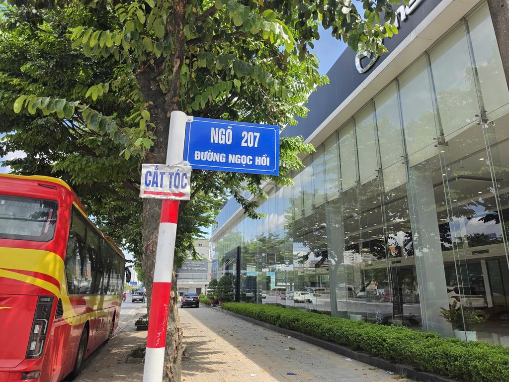 Rent a three-sided Jade Road