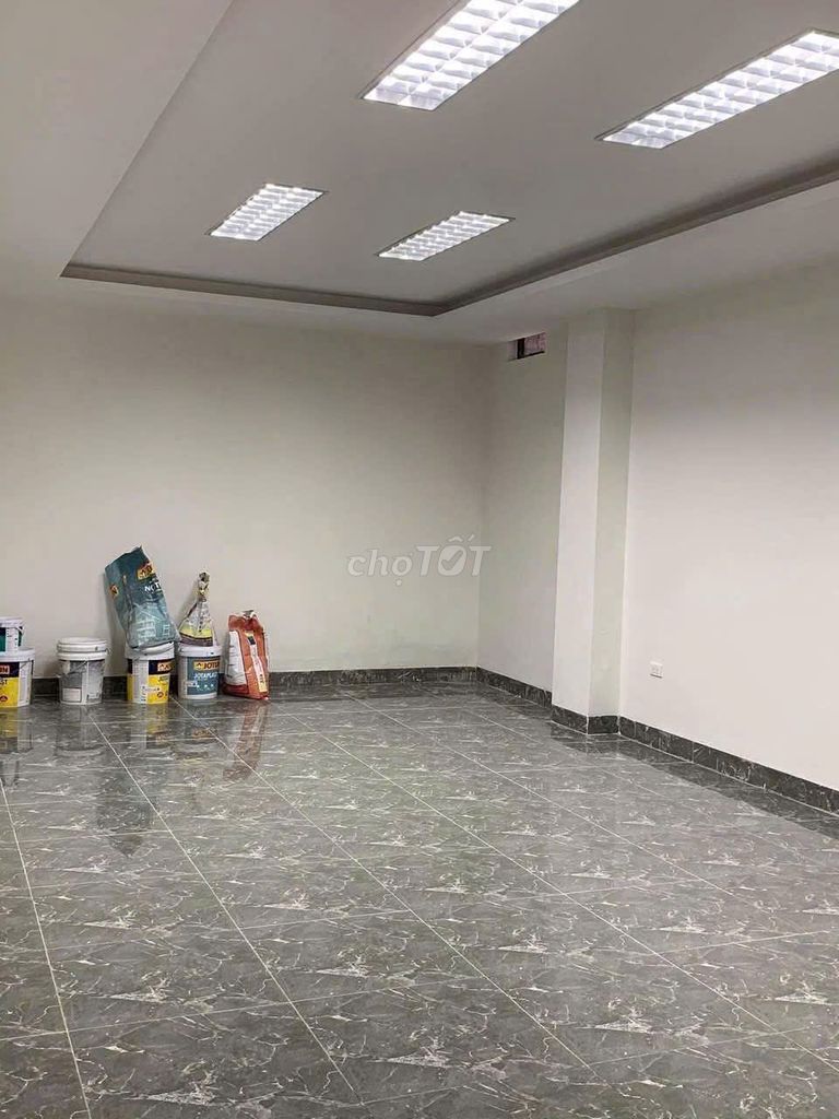 Rent the Qq190 meters 4 floors of 24 meters of business at 22 million a month.