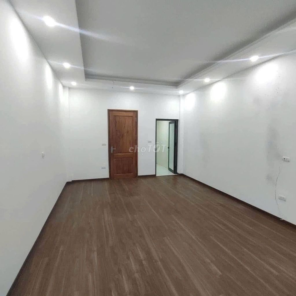 Rent a five-story 4-story apartment 13.5 million at Phạm Văn Đồng.