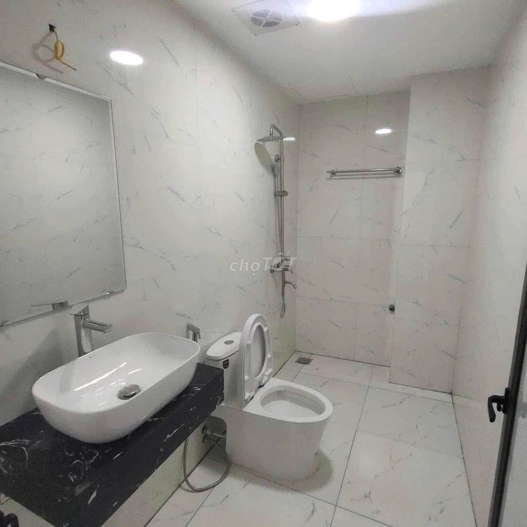 Rent a five-story 4-story apartment 13.5 million at Phạm Văn Đồng.