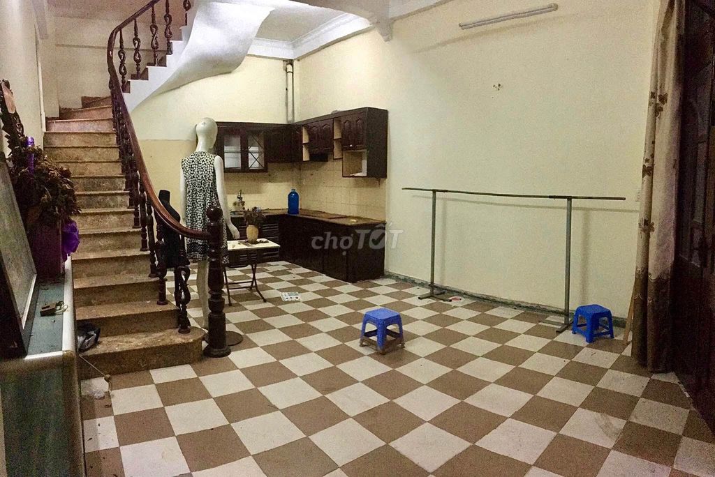Rent a four-story house 160 meters, 12.5 million a month, near Lake Three Mothers.