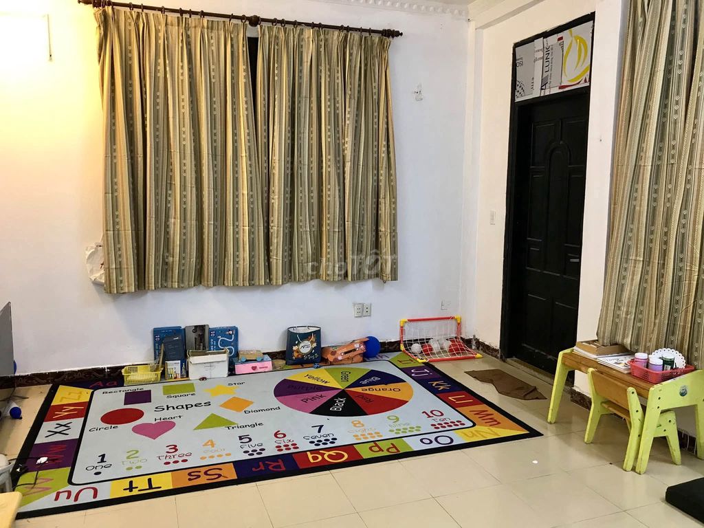 Rent a four-story house 160 meters, 12.5 million a month, near Lake Three Mothers.
