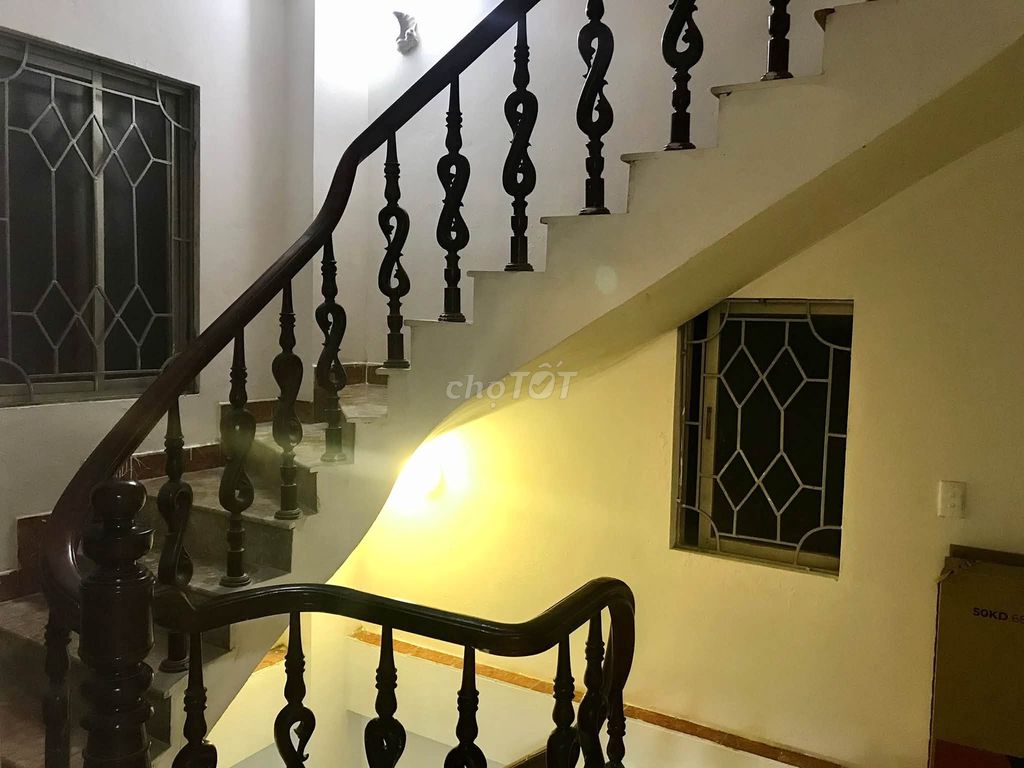 Rent a four-story house 160 meters, 12.5 million a month, near Lake Three Mothers.