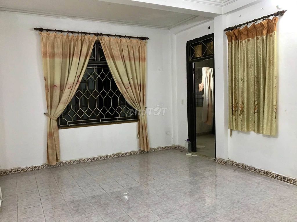 Rent a four-story house 160 meters, 12.5 million a month, near Lake Three Mothers.