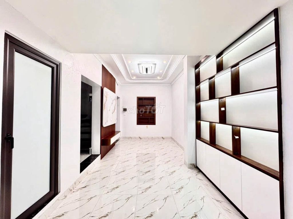 Rent Dương Văn Bé, Hai Bà Trưng, 40 meters2, 3 stories, full interior.
