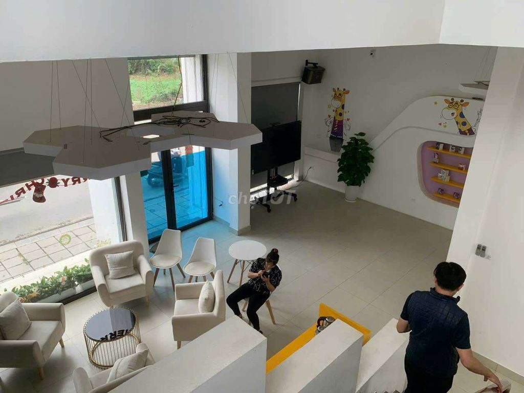 Qq Street, close to four, three independent floors, full interior, business.