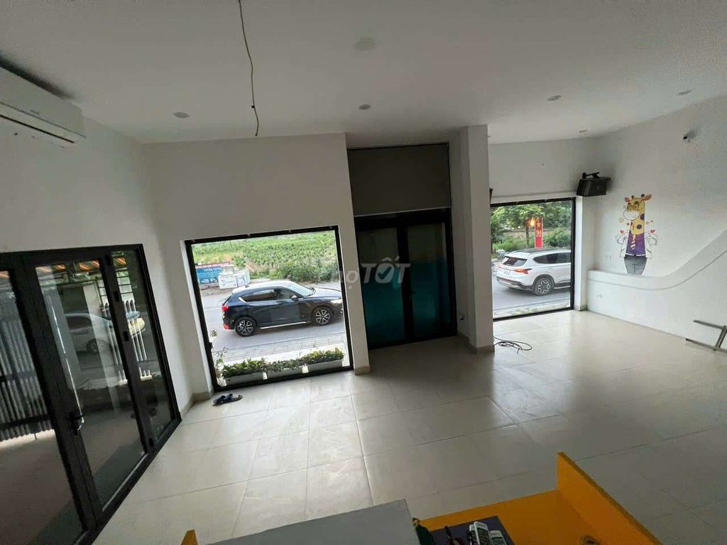 Qq Street, close to four, three independent floors, full interior, business.