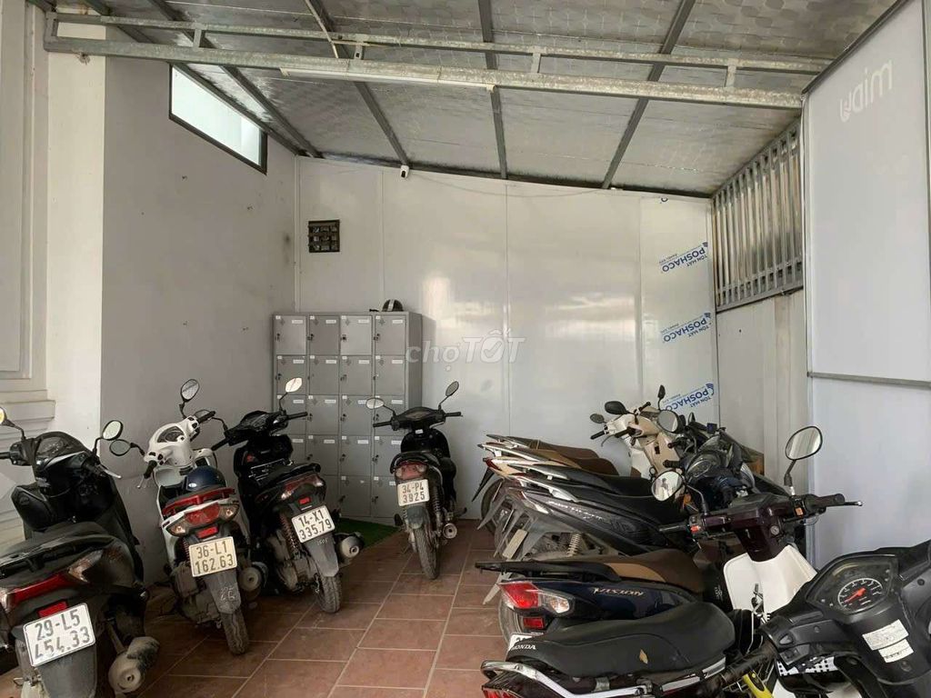 Qq Street, close to four, three independent floors, full interior, business.