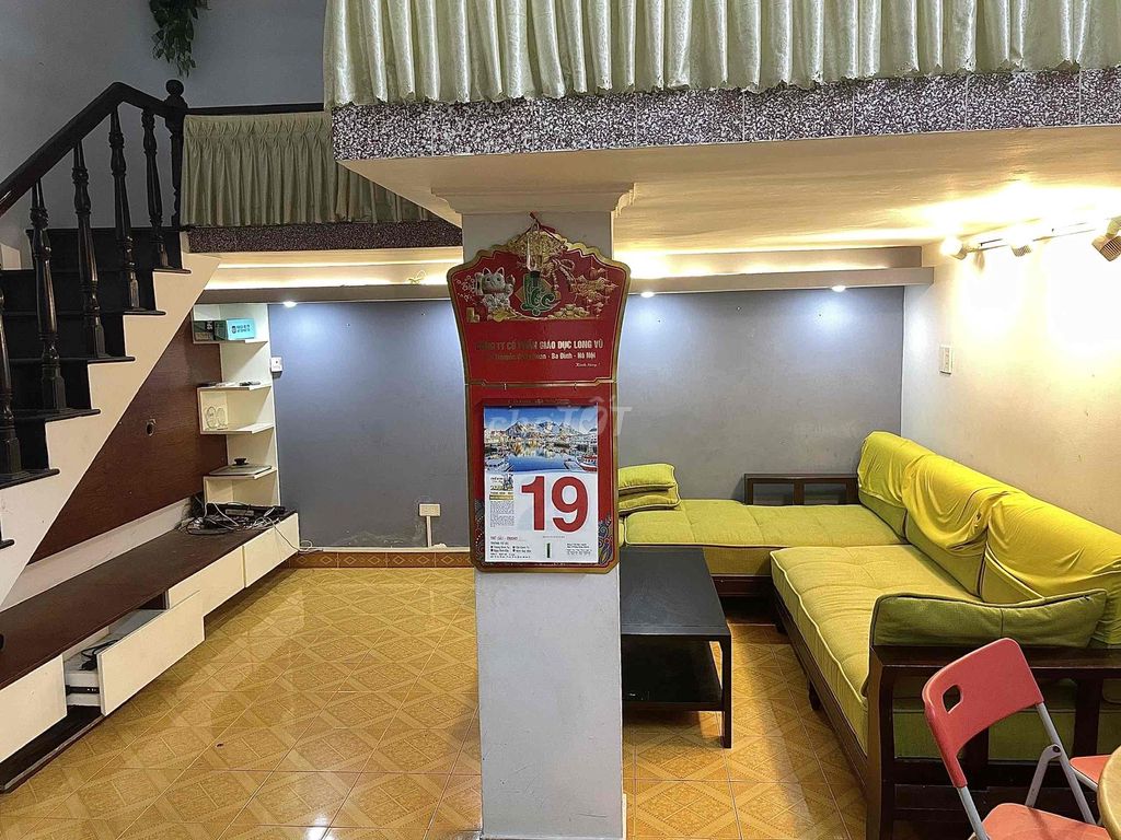 Renting the entire Đội Cấn street, the owner.