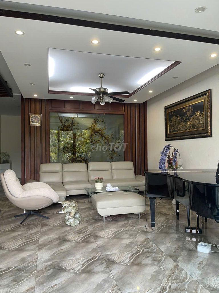 Renting the original Đặng Xá house - maybe business.