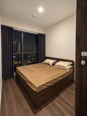 Rent apartment 2 view landmark bedroom - see fireworks - complete