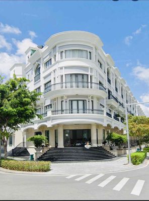The supersede rents a two-sided corner - a fine spot in the city