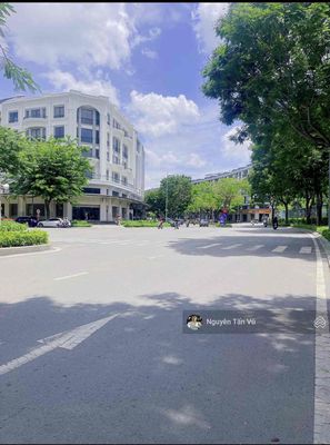 The supersede rents a two-sided corner - a fine spot in the city