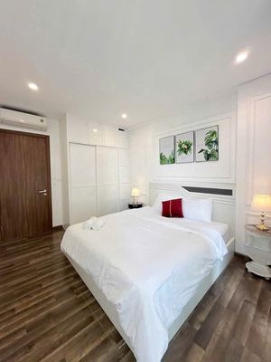 A super-priced Botanica Premier apartment, 17 million, two bedrooms, two check-in toilets.