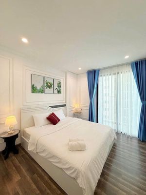 A super-priced Botanica Premier apartment, 17 million, two bedrooms, two check-in toilets.