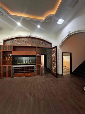 Rent Dht 17. 12 meters x 18 meters. Two stories. Seven bedrooms. Five toilets. At 21 million.
