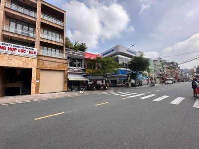Rent a Chợ Lớn street, 39 M2 010,000 for 100 million a month.
