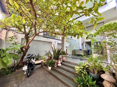 The garden house is right near the square line.