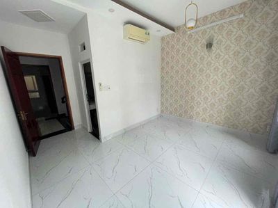 Rent a dec. 5 bedrooms. Five toilets, alley one, long-term van.
