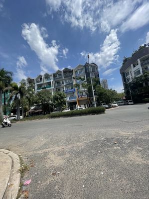 We'll have five floors with a Hoàng Trọng Mậu. Him Lam.