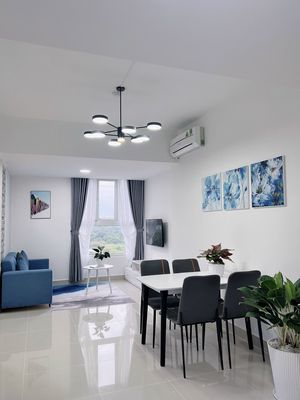 We'll rent two bedrooms. Two bathrooms. A full 11 trieu.