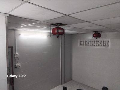 Rent room, dorm room.
