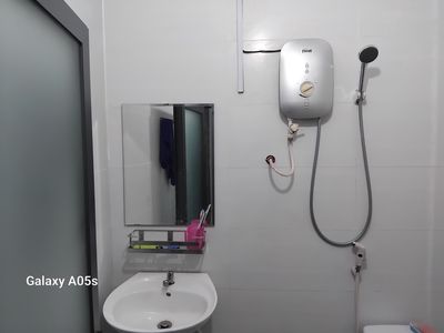 Rent room, dorm room.