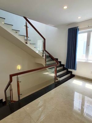 Rent a three-room apartment, clean and clean.