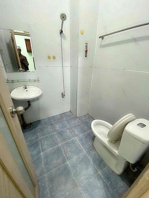 19th Street House — Black Water Hall — [5.5 x 15 by 1] 3th floor bedroom, 2 toilets