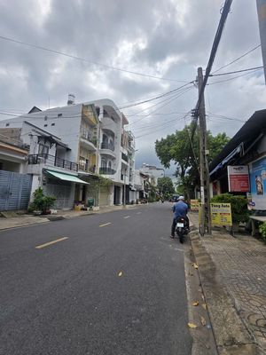 Rent an R. Lê Niệm-Tân Phú.