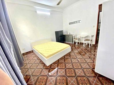 Rent studio full interior - open large window - Phạm Hùng