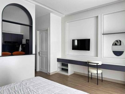 Rent the apartment. A balcony bedroom. At the airport.